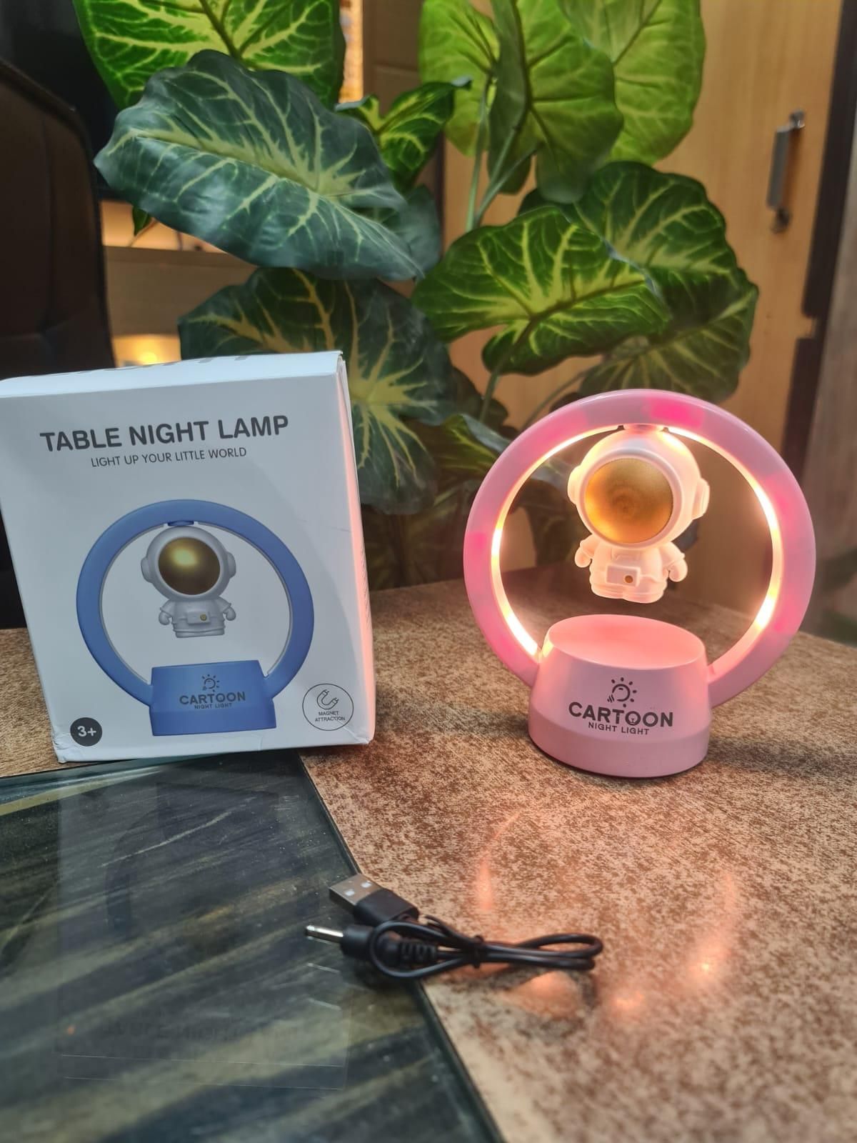 Astronaut Night Table Lamp With Floating Effect